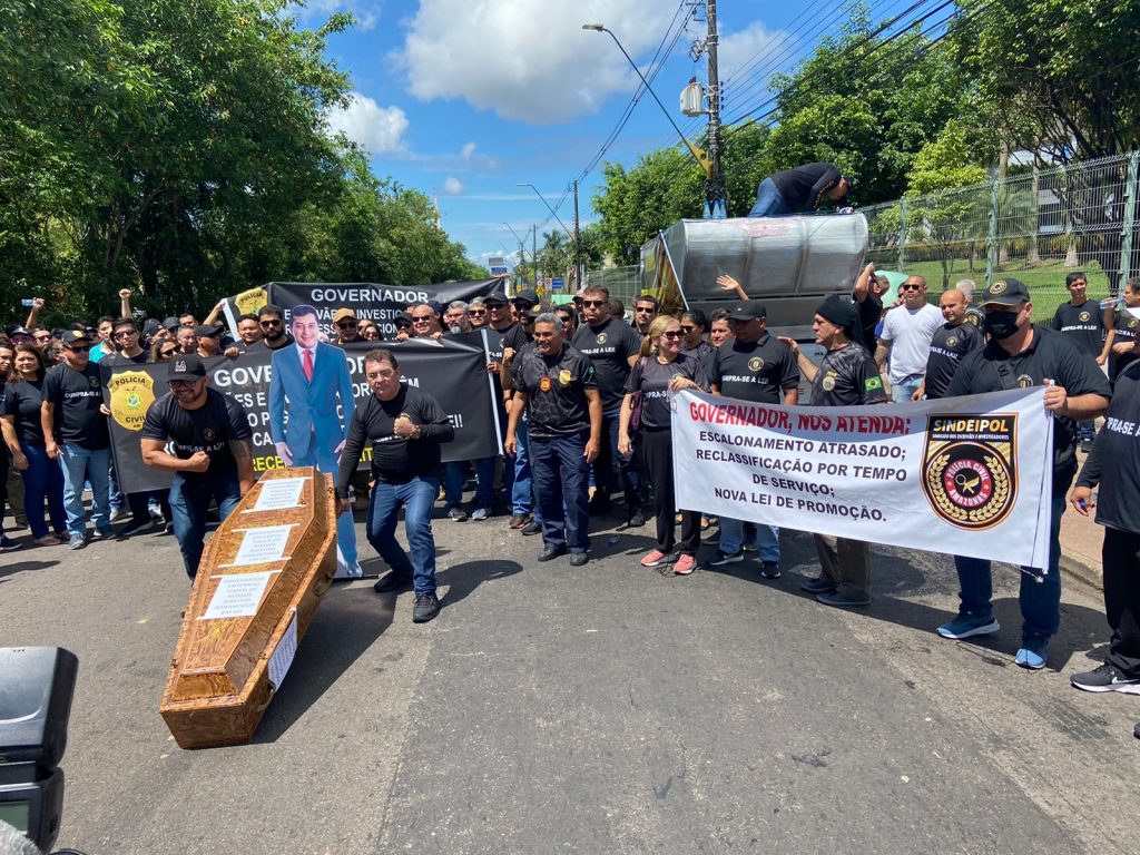 Manifestação de policiais civis usa ‘caixão’ para governador Wilson Lima