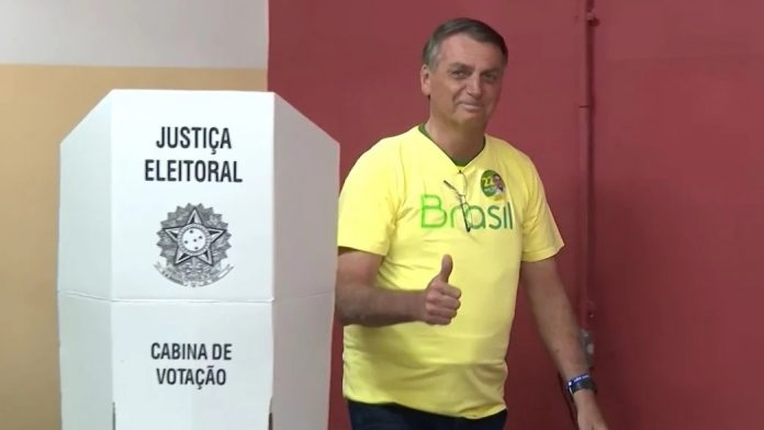 Após votar no RJ, Bolsonaro diz estar confiante na vitória