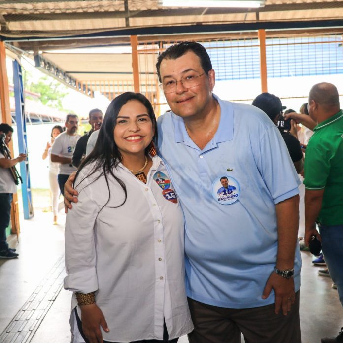 Braga vota em escola na zona Oeste acompanhado da vice Anne Moura