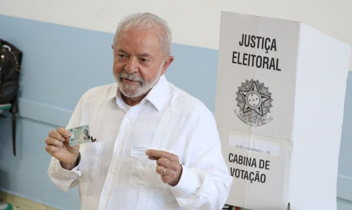 Lula vota em São Bernardo do Campo e diz acreditar que seu projeto será o escolhido