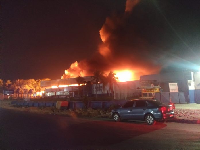 Incêndio atinge galpão de fábrica de colchões na zona Oeste