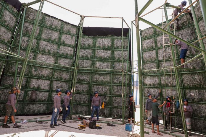 Montagem do ‘Mundo Encantado do Natal’ tem início no Largo de São Sebastião