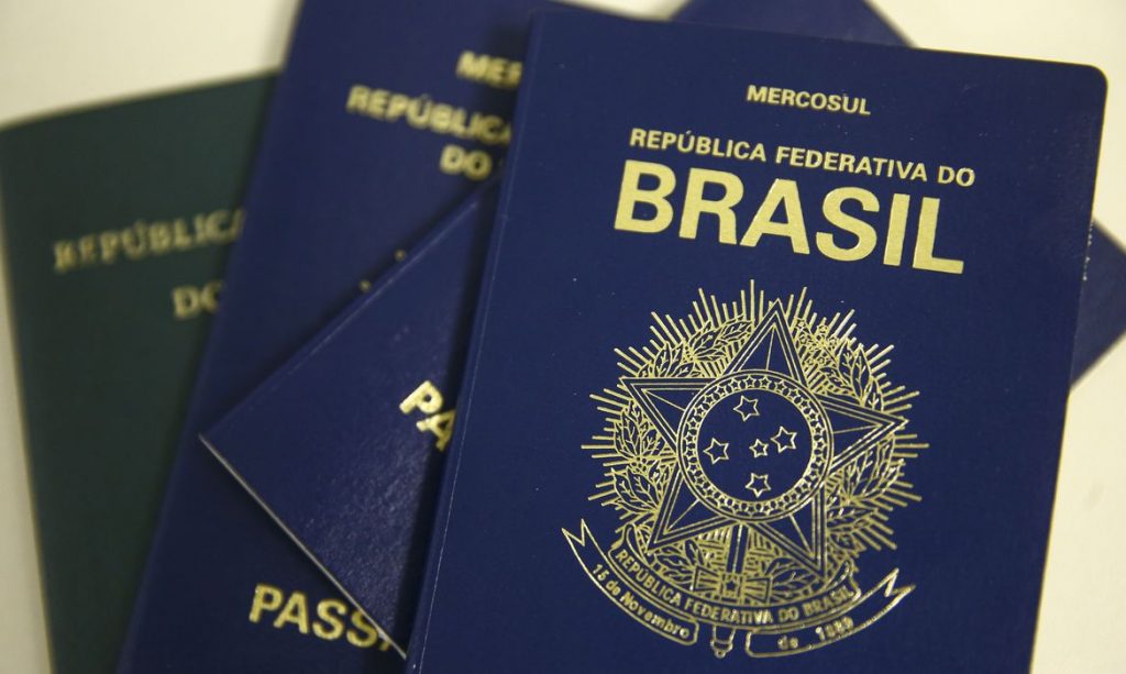 Ministério da Economia promete liberar verba de R$ 37 milhões para retomar emissão de passaportes