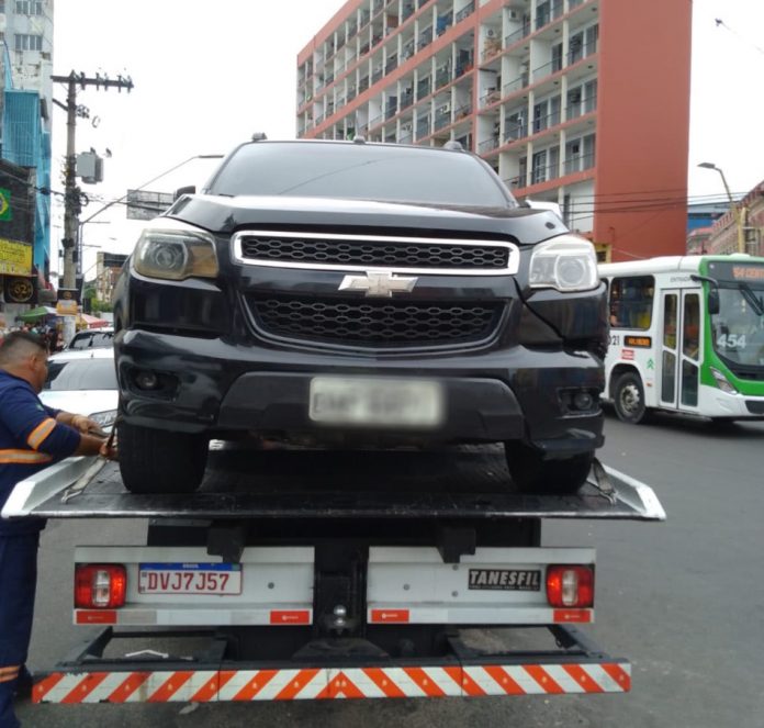 Cerca de 10 veículos são autuados por estacionamento irregular no Centro de Manaus