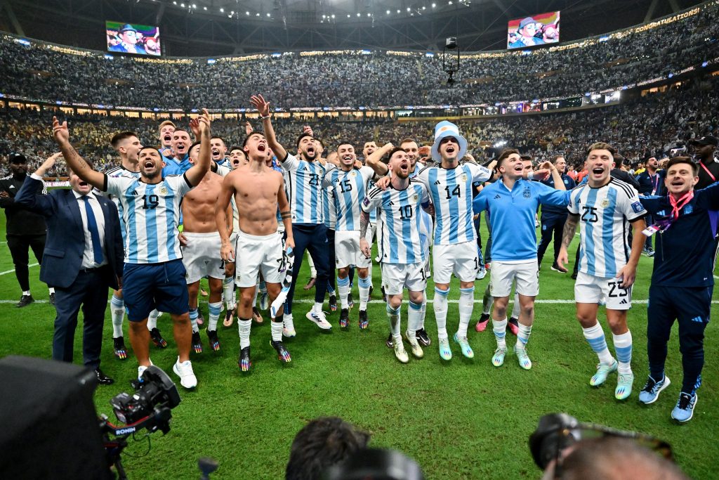 Argentina conquista o tricampeonato mundial e consagra Lionel Messi