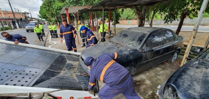 ‘Operação Sucata’ remove veículos e desobstrui calçadas na zona Norte