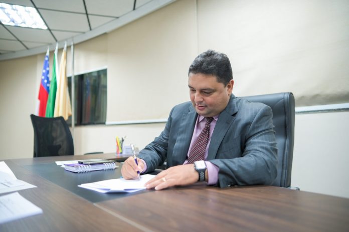 Caio André sanciona seis leis como prefeito em exercício