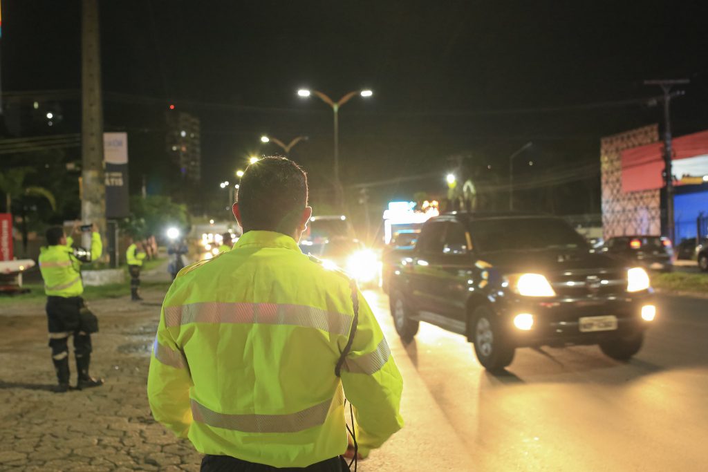 Operação autua 72 motoristas por dirigirem com lâmpadas apagadas a noite