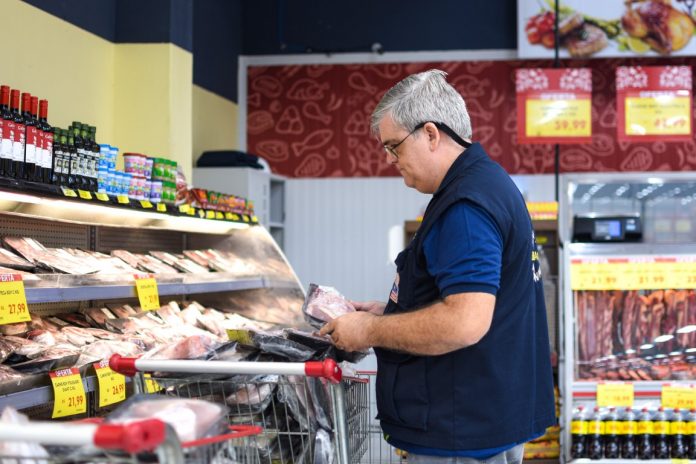 Mais de 112 kg de carne imprópria são apreendidos em supermercado na zona Sul