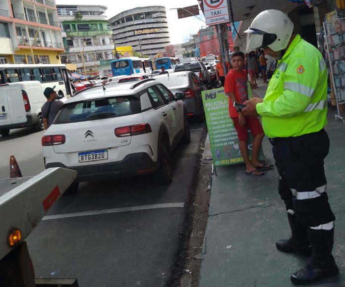 Fiscalização remove veículos no Centro de Manaus