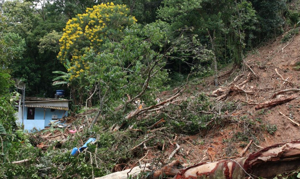 Chega a 54 o número de mortos após chuvas no litoral norte paulista