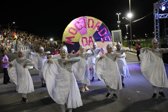 Carnaval do Povão com escolas do Grupo Experimental leva mais de 12 mil foliões à alameda Alphaville