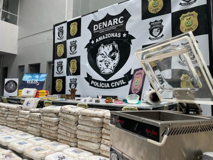 Denarc apreende 300 kg de pasta base de cocaína avaliada em R$ 8, 5 milhões