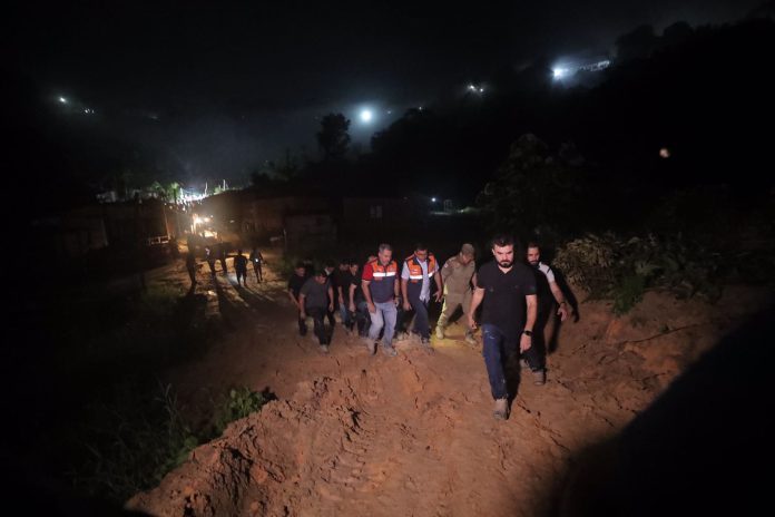 Governador Wilson Lima acompanha trabalho de resgate após mortes em deslizamento no Jorge Teixeira