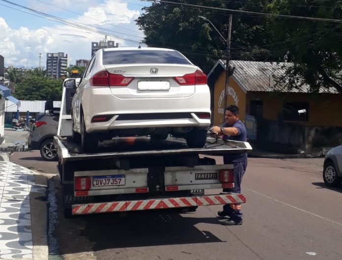 Estacionamento irregular é fiscalizado pelo IMMU no bairro Parque 10